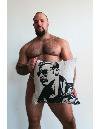 Leather Hunk Pillow by Michael DiMartino s'inspire de l'anatomie humaine